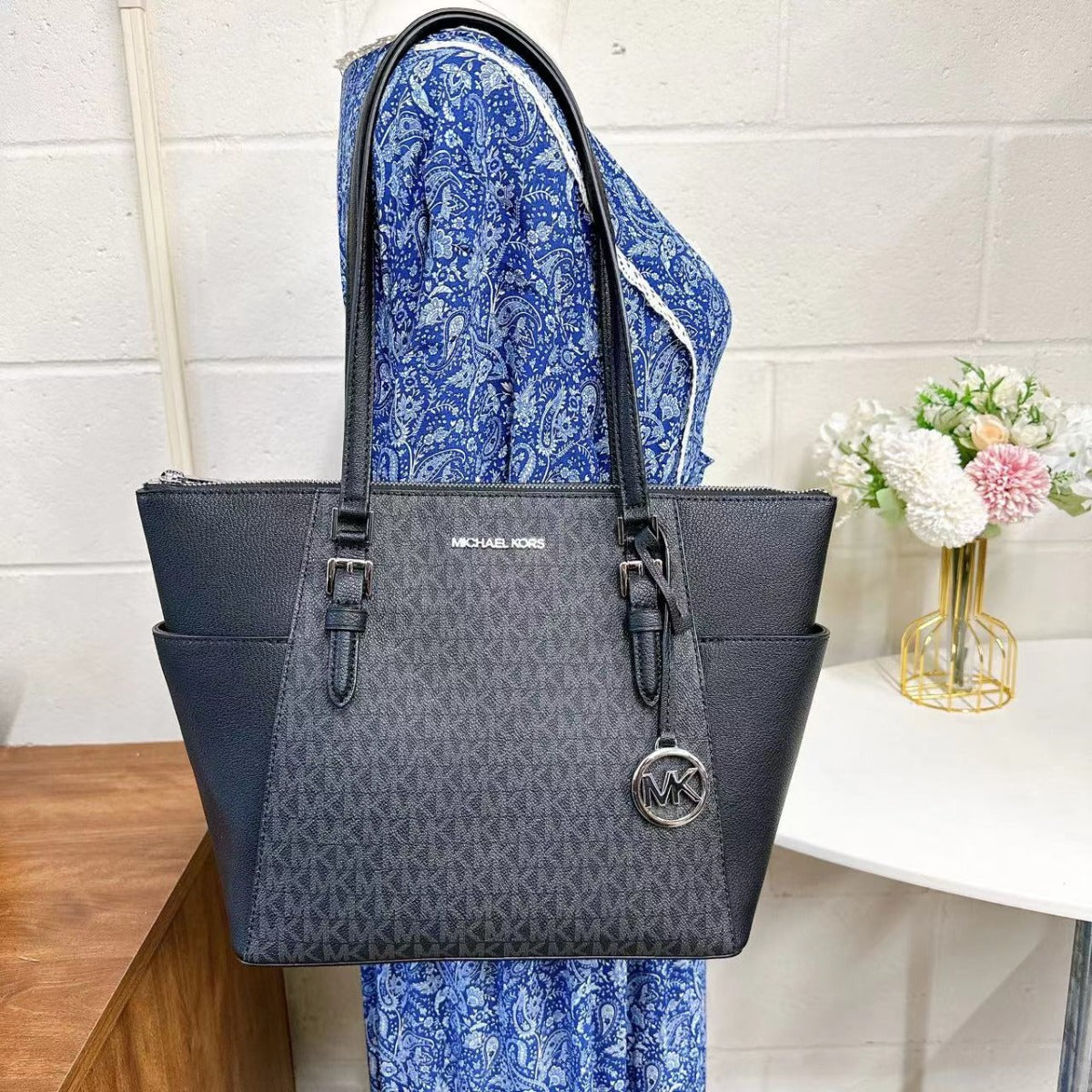 Michael Kors 35TOSCFT3B Charlotte Top Zip Tote MK Signature Shoulder Bag IN Black Michael Kors 35TOSCFT3B Charlotte Top Zip Tote MK Signature Shoulder Bag IN Black